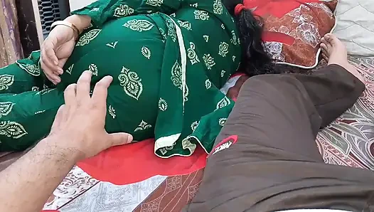 Üvey anneyle yatağı tekrar paylaşıyor - çok ateşli olduğu için