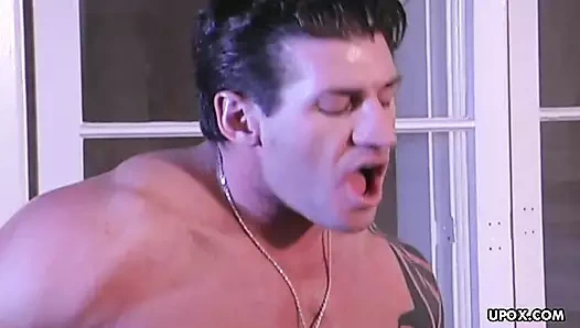 Kelly erikson, sarışın bir sürtük, cihazı sürüyor ve okşuyor.