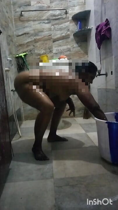 Bölüm 2 ev hizmetçisi sahibinin önünde banyo yapıyor