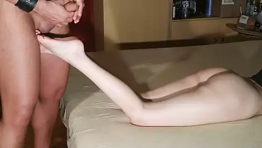 Güzel göt genç kızdırır horoz &amp; taşaklar kadar o boşalan üzerinde ona ayak pt2