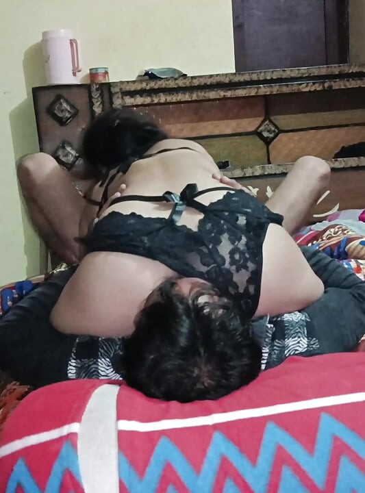 Büyük yaraklı seksi iç çamaşırlı Hintli yengeyi sikiyor