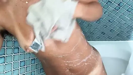 Tabaklanmış kıllı kız banyo.