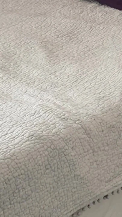 Ateşli yağlı orta yaşlı seksi kadın ırklararası prezervatifsiz seks yapıyor | Klip 1