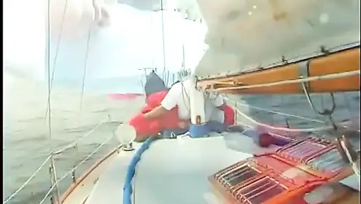 Birkaç güzel zenci hatun yelkenli gemisinin güvertesinde bir yarak yapıyor