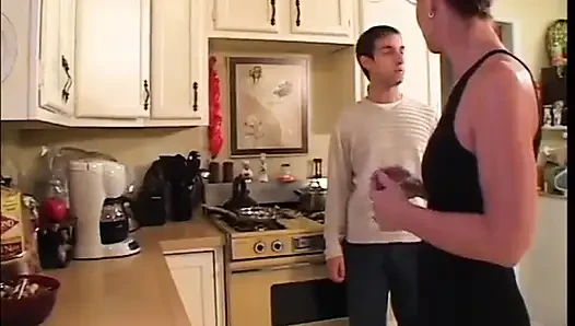 Olgun kızıl saçlı mutfakta sikiliyor