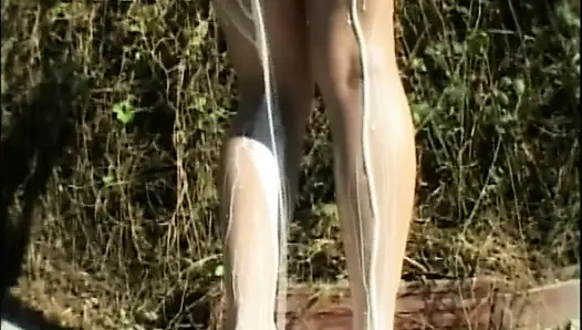 Edepsiz küçük sürtük hepsini yiyor