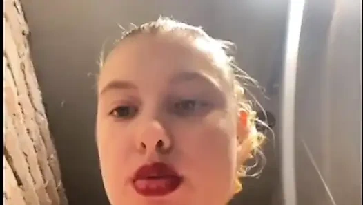 Büyük yarakla amcığını sikiyor yakın çekim