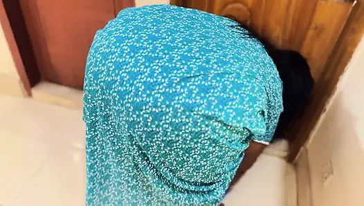 Арабская мусульманская горничная с большой задницей убирает мою комнату, затем я вижу ее огромную обнаженную задницу и начинаю дрочку