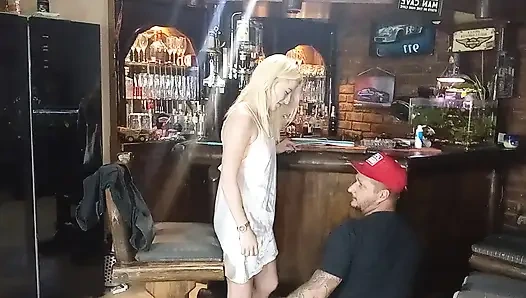 Üvey babam boşalana kadar beni çok sert parmaklıyor
