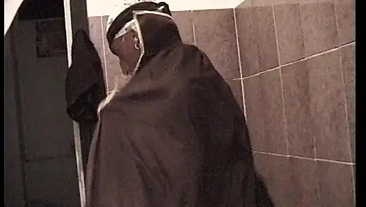 Ateşli dadı soyunuyor ve azgın oluyor ve yaşlı adamın büyük yarağının üstüne çıkıyor