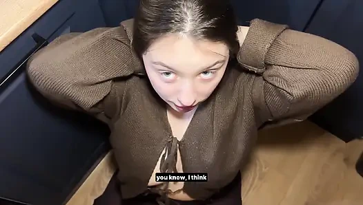 Sokaktan Bir Yabancı Kahve Içmek Için Kendini Bırakıyor