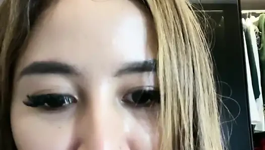 Erkek arkadaşı tarafından şımartılmayı seven güzel bir kadın ünlü bir kadın