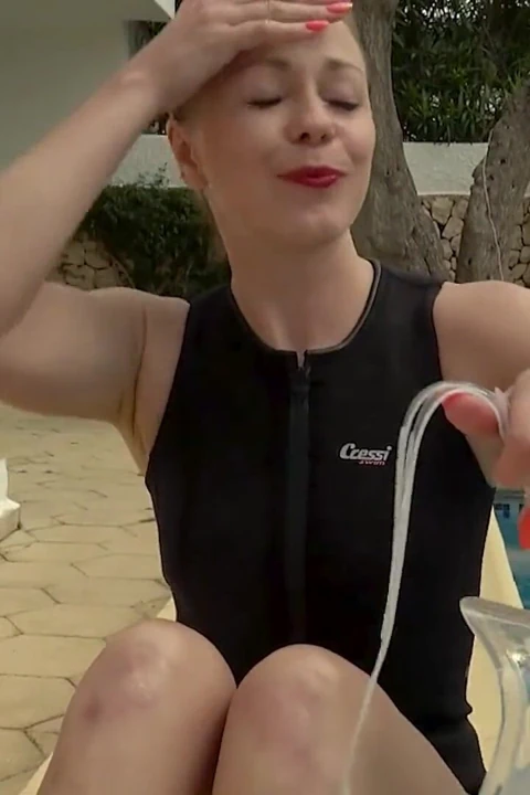 Sualtı giysisi ve maske fetişi dolum, baloncuklar ve nefes kontrolü