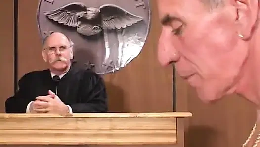 Yargıç ve sekreter beni sikmek istiyor!