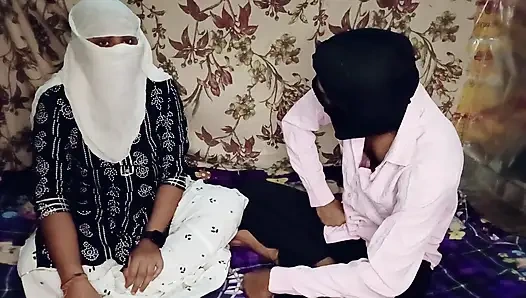 Arkadaşının genç kızını eve çağırıyor ve onu sert sikiyor