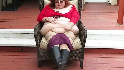 Yeni çizmelerimle verandamda amcık sallanıyor ve