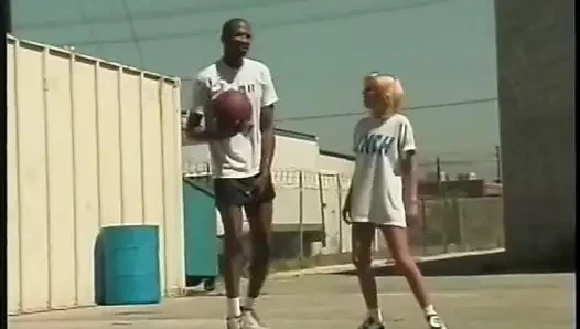 Sarışın fahişe berbat ve sikikleri büyük siyah horoz üzerinde bir çatı