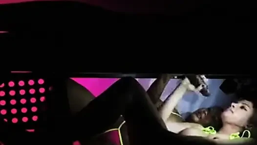 Krystal ve Kyla sağım masasında büyük siyah bir yarağı çifte sikiyor