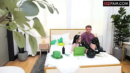 Üvey erkek kardeş Selina Imai'nin hayranları için şov yapıyor