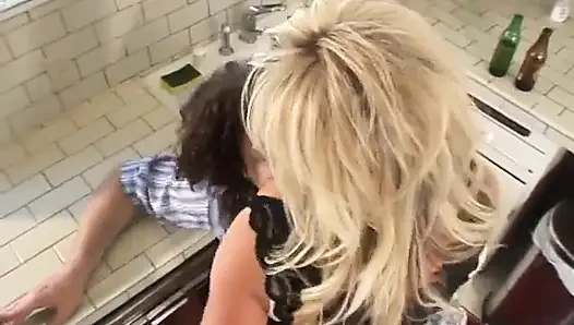 Çok edepsiz seksi kaltak anal seks için gırtlağına kadar alıyor ve domalıyor