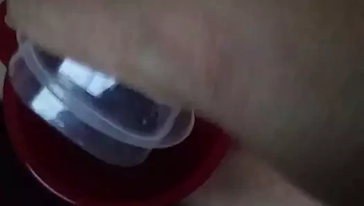 Dumping bir fincan arasında kaydedilen boşalmak içine ona kedi