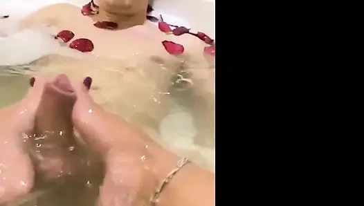 Tanrıça Kiffa küvette ayakla mastürbasyon ve ayak ibadeti