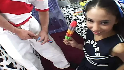 Seksi kız sert seksten sonra sıcak boşalmak yemeyi seviyor