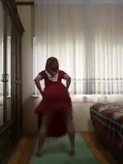 Türk tesettür hanım dans ediyor
