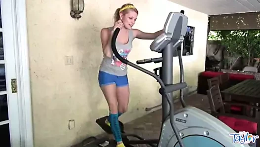 Sevimli sarışın genç onu kedi solo ile oynuyor