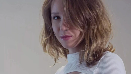 Genç çıplak kadın iç çamaşırı 4k üzerinde denemek