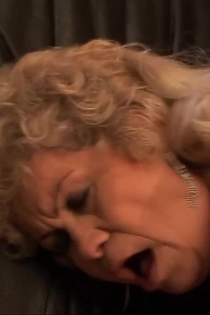 Винтажную бабушку с огромными сиськами и волосатой киской трахнул и кончили в рот большим членом