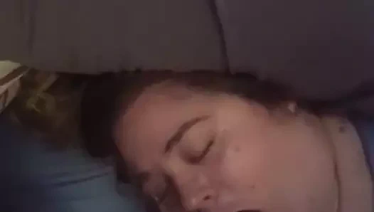 Ağzı siyah dolu beyaz kız