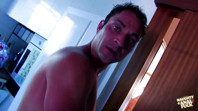 Bu seksi sürtük sikiliyor ve tüm vücudunu ve ağzını dölle kaplatıyor