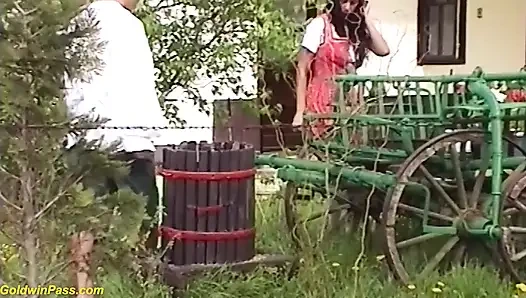 Üvey kız kardeş açık havada sert yumrukla sikiliyor