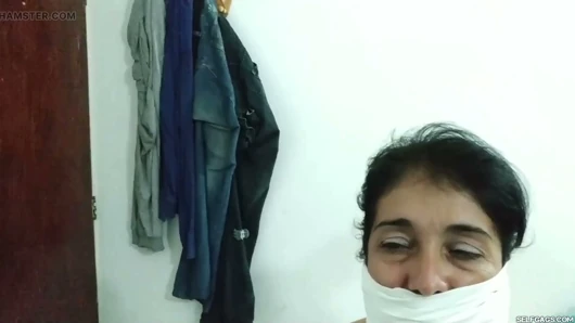 Lezbiyen orta yaşlı seksi kadın partnerleri çıplak bağlı, şaplak atılıyor ve genç kız tarafından ağzı tıkanıyor
