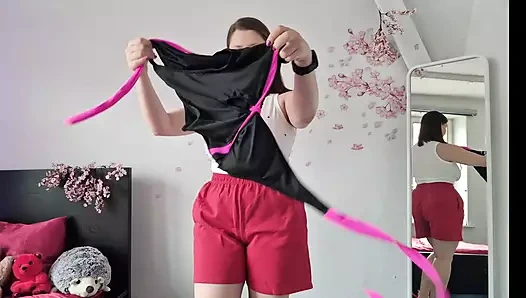 Seksi kız arkadaşın sadece senin için plaja hazırlanıyor. 31 talimatı + geri sayım