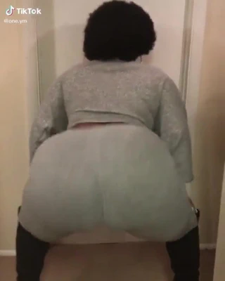 Une bonne orta yaşlı seksi kadın twerk tayt