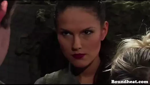 Natalia, öpüşmek için kölelerine katılacak yeni bir kız bulur ve