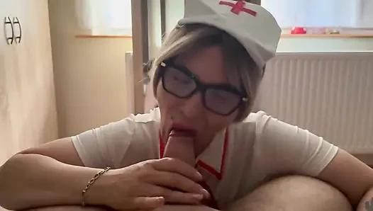 Doktoru olan eski kız arkadaşım yarağımı muayene ediyor ve her şeyi iyi buluyor