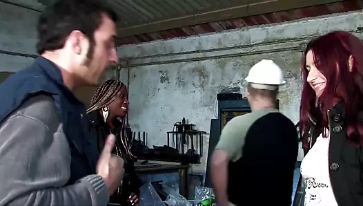 Kızıl saçlı patron ile işyerinde harika bir amatör seks partisi