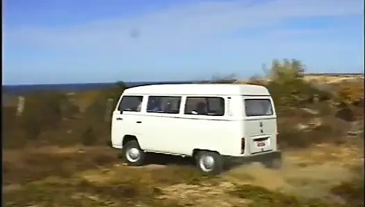 Seksi sarışın domalma pozisyonunda sikişiyor