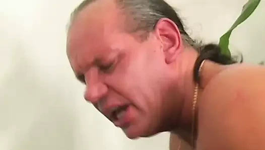 Ateşli İtalyan orta yaşlı seksi kadın götüne büyük bir yarak alıyor