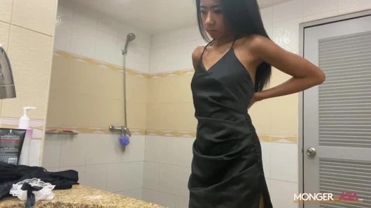 Güzel Taylandlı hizmetçi görüşme sırasında sikişme becerilerini gösteriyor