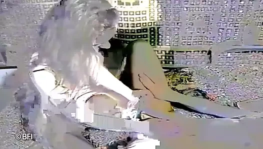 İki esmer lezbiyen dildoyla birbirlerini tatmin ediyor