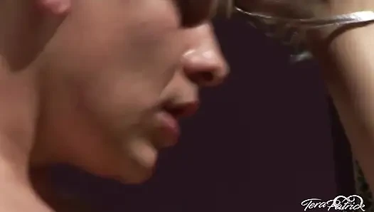Tera Patrick 2 büyük yarakla üçlü seks yapıyor