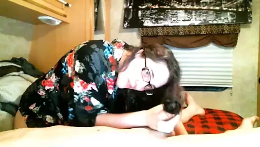 Sevimli esmer hairjob ve fırçalama, uzun saç, saç