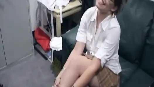 Olgun esmer orta yaşlı seksi kadın kanepede ıslak sakso çekiyor