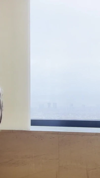 19 yaşındaki üniversiteli kız ilk porno oyuncu seçmelerinden sonra duşta sahne arkasında sikişiyor | Klip 1