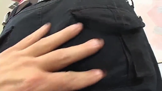 Yağlanmış sarışın orta yaşlı seksi kadın kalın yarağı domaltarak derine alıyor