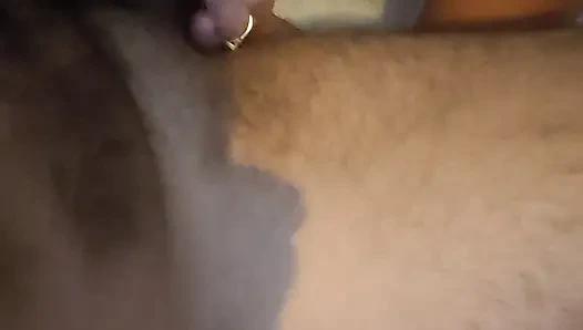 Seksi amatör sarışın emmeyi ve hepsini yutmayı seviyor